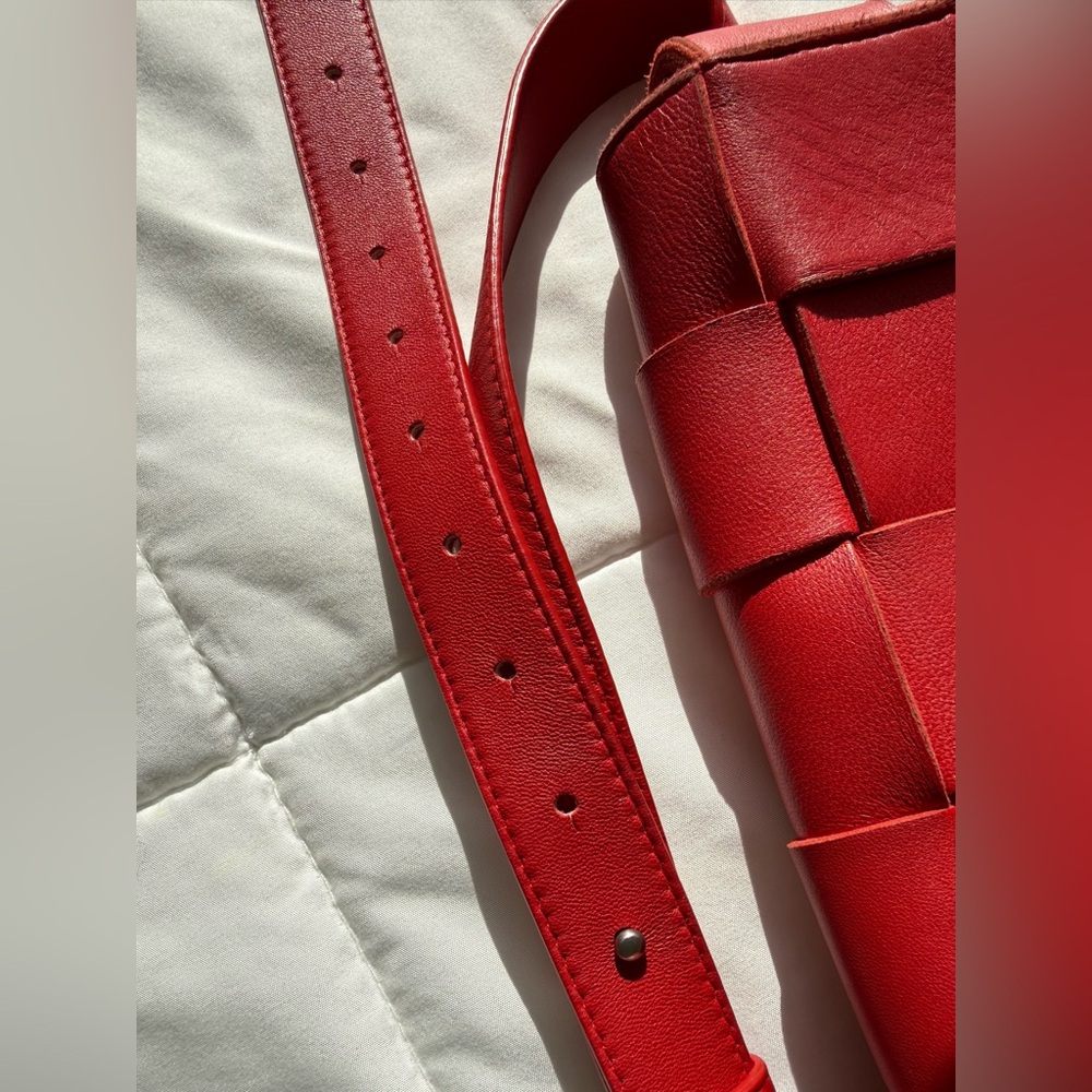 Bottega Veneta Red Cassette Belt Leather Bag - Picture 9 of 9